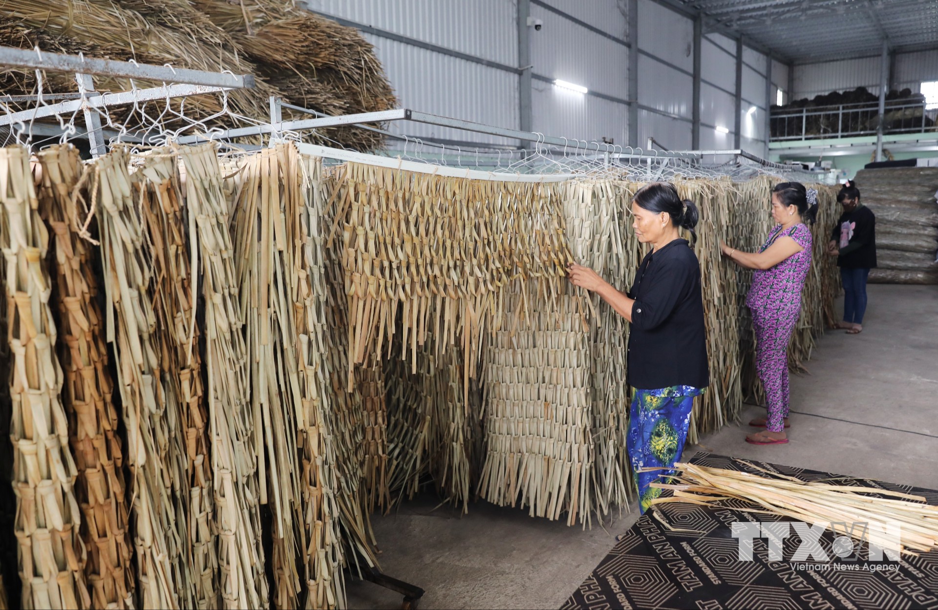 Các sản phẩm được làm từ nguyên liệu thân thiện với môi trường của thương hiệu miền Tây xanh (tại Cần Đước, Tây Ninh) đang chinh phục thị trường quốc tế. (Ảnh: Phan Phương/TTXVN)